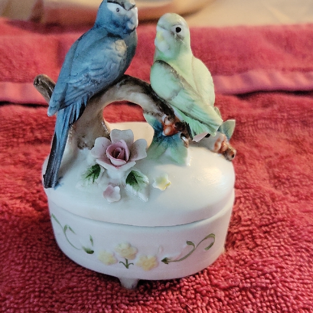 LEFTON Trinket Box With Parrots On Top. Vintage